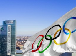 Bandiera olimpica su palazzo Regione Lombardia