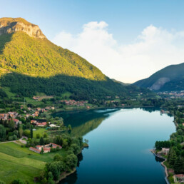 Lago nel territorio lombardo vicino nell'area di Bergamo