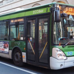 Autobus moderno a basso impatto ambientale