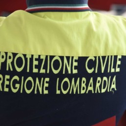 Primo piano della divisa della Protezione Civile di Regione Lombardia