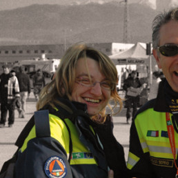 Due volontari della Protezione Civile sorridenti
