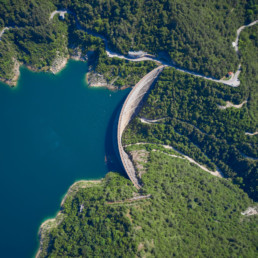 Vista aerea di una diga lombarda