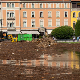Lavori per sgombrare dal fango il centro abitato di Como
