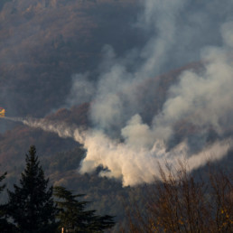 Canadair contrasta un incendio sulle montagne lombarde